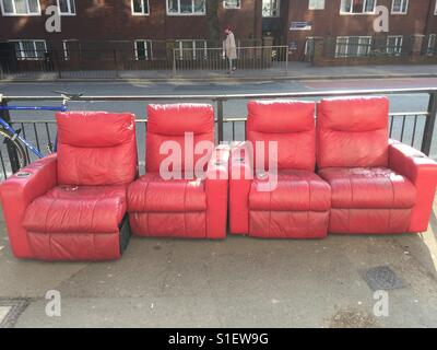 Un canapé en cuir rouge dehors, sur le trottoir de gauche à Londres, Angleterre Banque D'Images