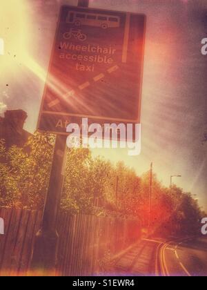 Road sign in soleils rayons, Angleterre Banque D'Images