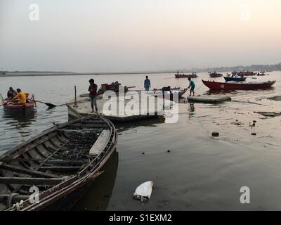 Les personnes sont considérées dans des bateaux le long du Gange, Varanasi en Inde Banque D'Images