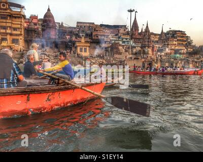 Les touristes en bateaux sur le fleuve Ganges voir les ghats de loin, Varanasi, Inde Banque D'Images