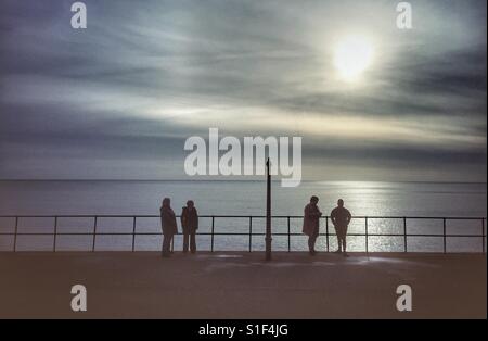 Les gens sur la plage de Seaton, Devon Banque D'Images