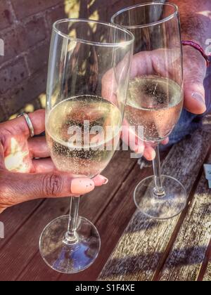 Faire griller deux verres de champagne Banque D'Images