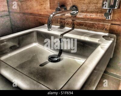 Lavabo dans une salle de bains moderne Banque D'Images