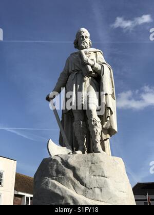 Une statue du roi Alfred dans la marché de Wantage, Oxfordshire, UK. Banque D'Images
