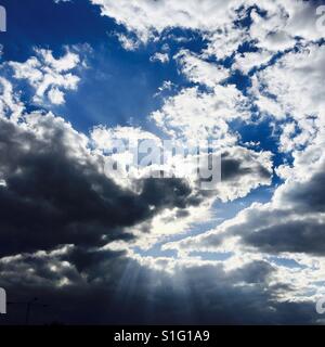 Le soleil perce les nuages avant l'orage. Banque D'Images