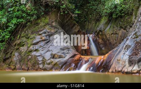 Une cascade de couleur orange c'est une partie de la rivière volcanique Cajon en Locos por el Bosque au Costa Rica Banque D'Images