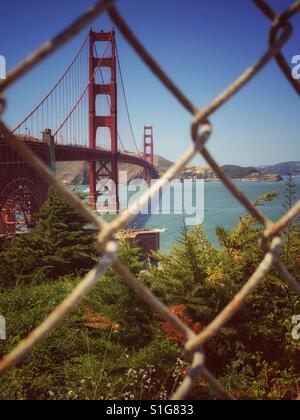 Le Golden Gate Bridge semble par le sentier fence Banque D'Images