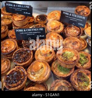 Une sélection de tartes de porc frais dans une vitrine, Harrogate, North Yorkshire, UK. Banque D'Images