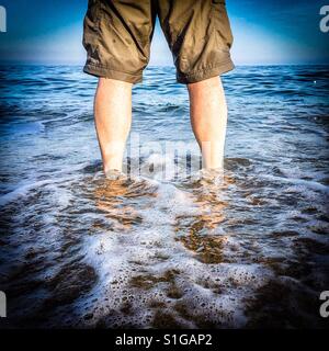 Vue arrière d'un homme debout sur la plage Banque D'Images
