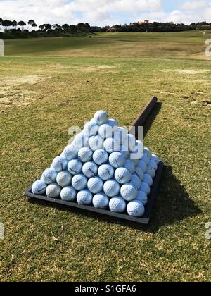 Pyramide de boules de golf sur practice driving range Banque D'Images