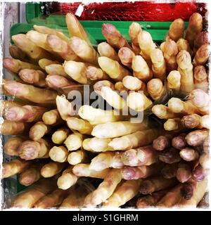 Bouquet d'asperges à vendre en supermarché. Banque D'Images