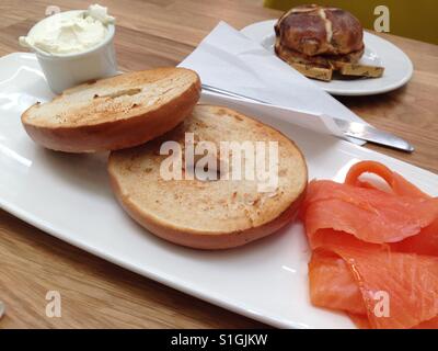 Bagel grillé servi avec du fromage à la crème et saumon fumé. Banque D'Images