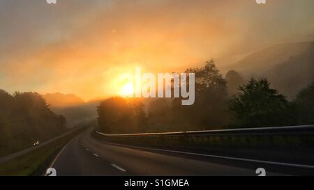 Foggy morning sunrise sur une route isolée dans les montagnes Blue Ridge de sud-ouest de la Virginie. Banque D'Images