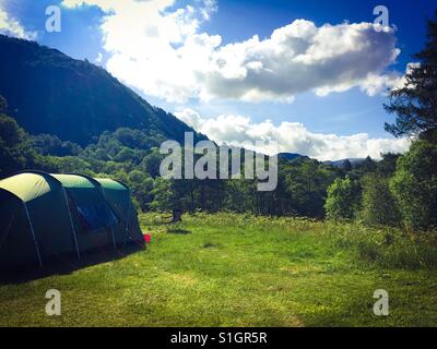 Une tente sur un camping dans le Lake District. Banque D'Images