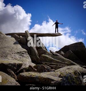 Dans la pierre de cantilever sur Glyder Fach, Galles. Banque D'Images