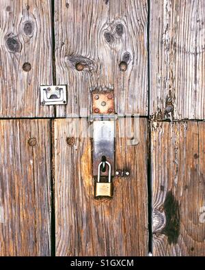 Cadenas sur plancher en bois. Banque D'Images