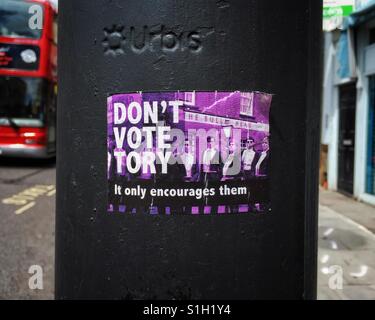 Un autocollant avec le slogan 'NE PAS VOTER TORY cela ne fera que l'encourager' sur un lampadaire à Bristol, Royaume Uni Banque D'Images