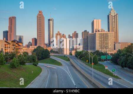 Photo horizontale de la skyline d'Atlanta comme vu en début de matinée de la Jackson Street Bridge (tous les noms d'entreprises sur les bâtiments ont été supprimés de la photo) Banque D'Images