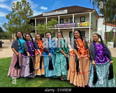 Parc d'état historique Old Town, San Diego, Californie, USA - 7 mai 2016 : Festival de Cinco de Mayo danseurs afficher leurs robes colorées. Banque D'Images