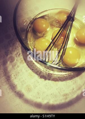 Dans un bol d'œufs fraîchement fendu Banque D'Images