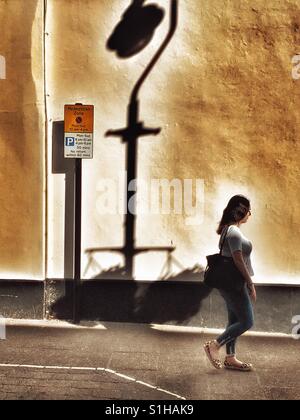 Woman walking in Street Banque D'Images