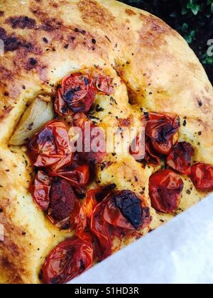 Focaccia italienne enveloppé dans du papier blanc Banque D'Images