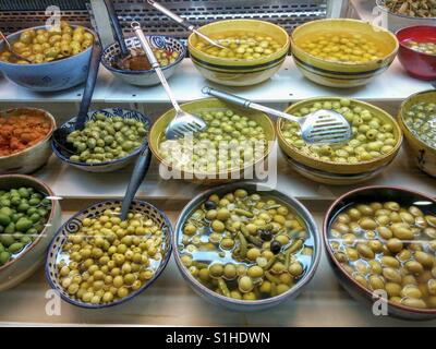 Olives pour la vente. Banque D'Images