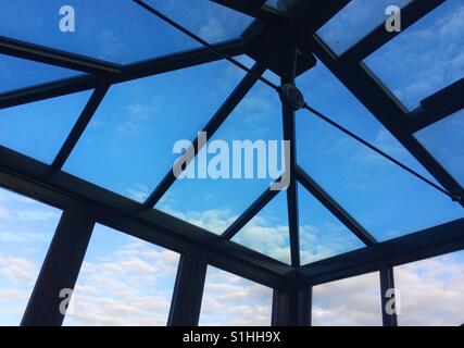 Ciel bleu et toit en verre. Banque D'Images