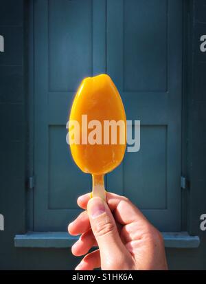 La crème glacée sur un fond coloré Banque D'Images