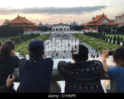 Le prenant dans tous. Chiang Kai- Skek Memorial Hall Banque D'Images