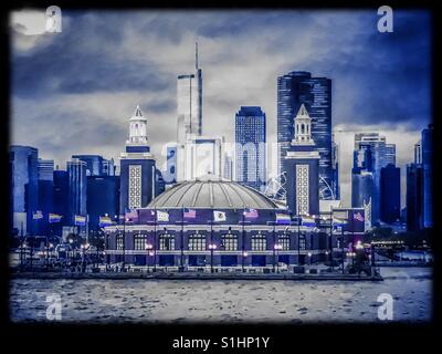 Chicago's Navy Pier vu depuis un bateau sur le lac, avec drapeaux de tous types. Banque D'Images