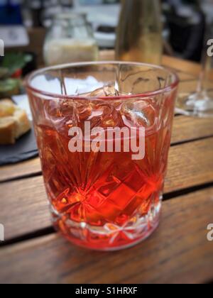 Un negroni dans un verre en cristal de verre taillé Banque D'Images