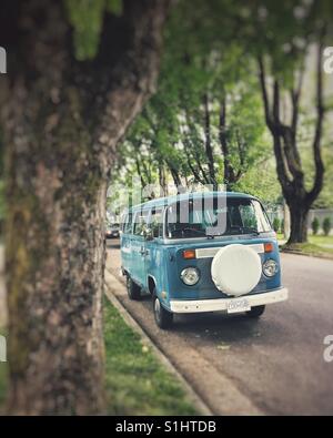 Vintage VW camper van stationné sur une rue. Banque D'Images