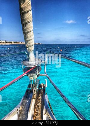 Yacht à voile à la proue d'à l'ancre en mer Banque D'Images