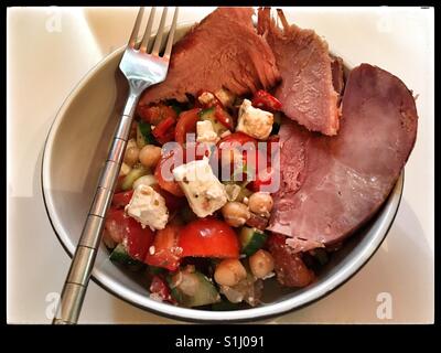 Salade de pois chic grec avec des tranches de rôti de Gammon. Banque D'Images