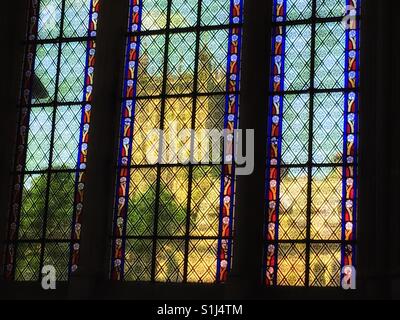 Wells Cathedral, vu à travers une fenêtre au plomb vitrail de la chapelle de l'évêque, Wells, Somerset, Angleterre Banque D'Images