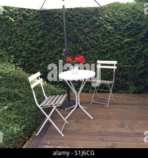 Cadre romantique sous parapluie dans jardin sur le porche Banque D'Images