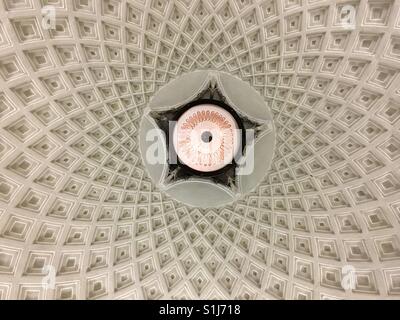 L'hypnotique plafond d'une station de métro à Moscou. Banque D'Images