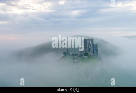 Château de Corfe sur un matin brumeux Banque D'Images