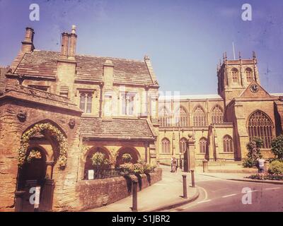 L'Abbaye hospices et dans le marché de la ville historique de Sherborne, Dorset, UK Banque D'Images