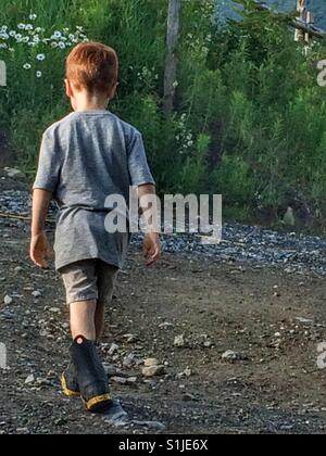 À l'âge de cinq ans, garçon marche dans la campagne, à Québec. Banque D'Images
