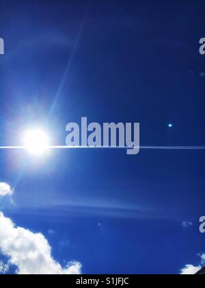 Journée d'été lumineux avec con sentiers à travers soleil Banque D'Images