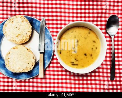 Crème d'asperges soupe au pain beurré Banque D'Images