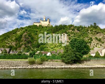 Forteresse de marksburg au-dessus de la ville de Wuppertal, Allemagne le long du Rhin Banque D'Images