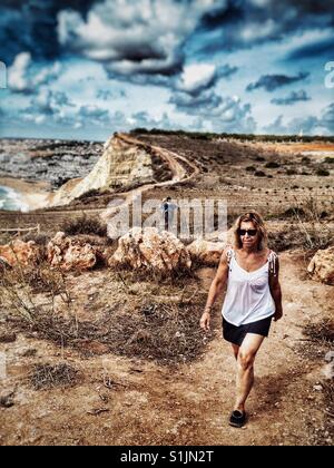 Femme de la randonnée dans la région de l'Algarve, au Portugal. Banque D'Images