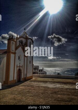 La lumière du soleil qui brille à l'église St Vincent, Praia da Luz, Portugal Banque D'Images