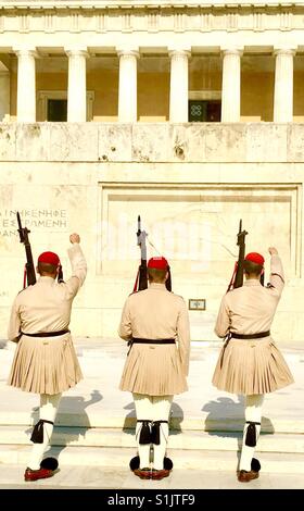 Le changement de garde devant la tombe du Soldat inconnu, le parlement grec à Athènes. Banque D'Images