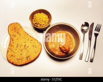 Poulet Korma et riz pilaf, pain naan Banque D'Images