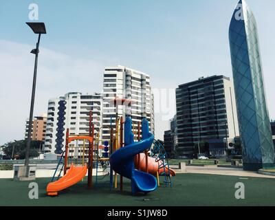 Aire de jeux colorée dans quartier de Miraflores à Lima, Pérou Banque D'Images
