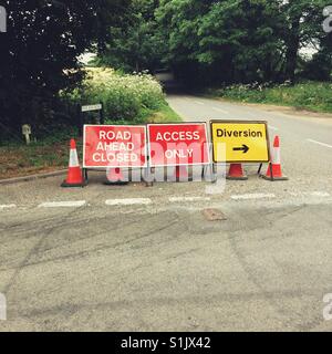 Route fermée signes, Medstead, Hampshire, Angleterre, Royaume-Uni. Banque D'Images